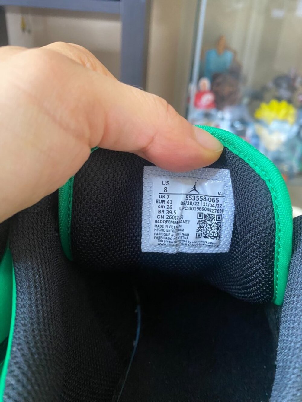 Size 8 - Air Jordan 1 Low Black Lucky Green - Picture 7 of 7
